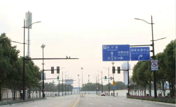 上海國家會展中心周邊多桿合一路燈