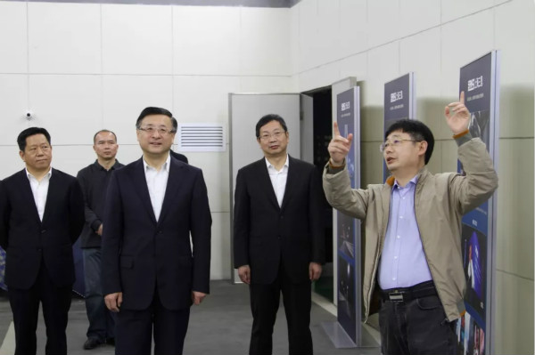 上海市委常委、市委政法委書記陳寅(中)、閔行區(qū)區(qū)委書記朱芝松(右二)、區(qū)委常委、政法委書記劉豫峰(左一)聽取上海三思總裁王鷹華(右一)介紹LED相關技術和產品